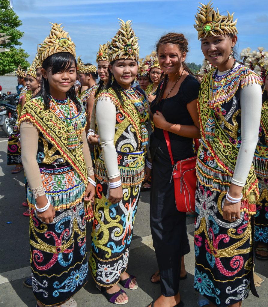 Ich bei der Kalimantan Timur Parade mit Königen und Prinzessinnen Reise Fotografie
